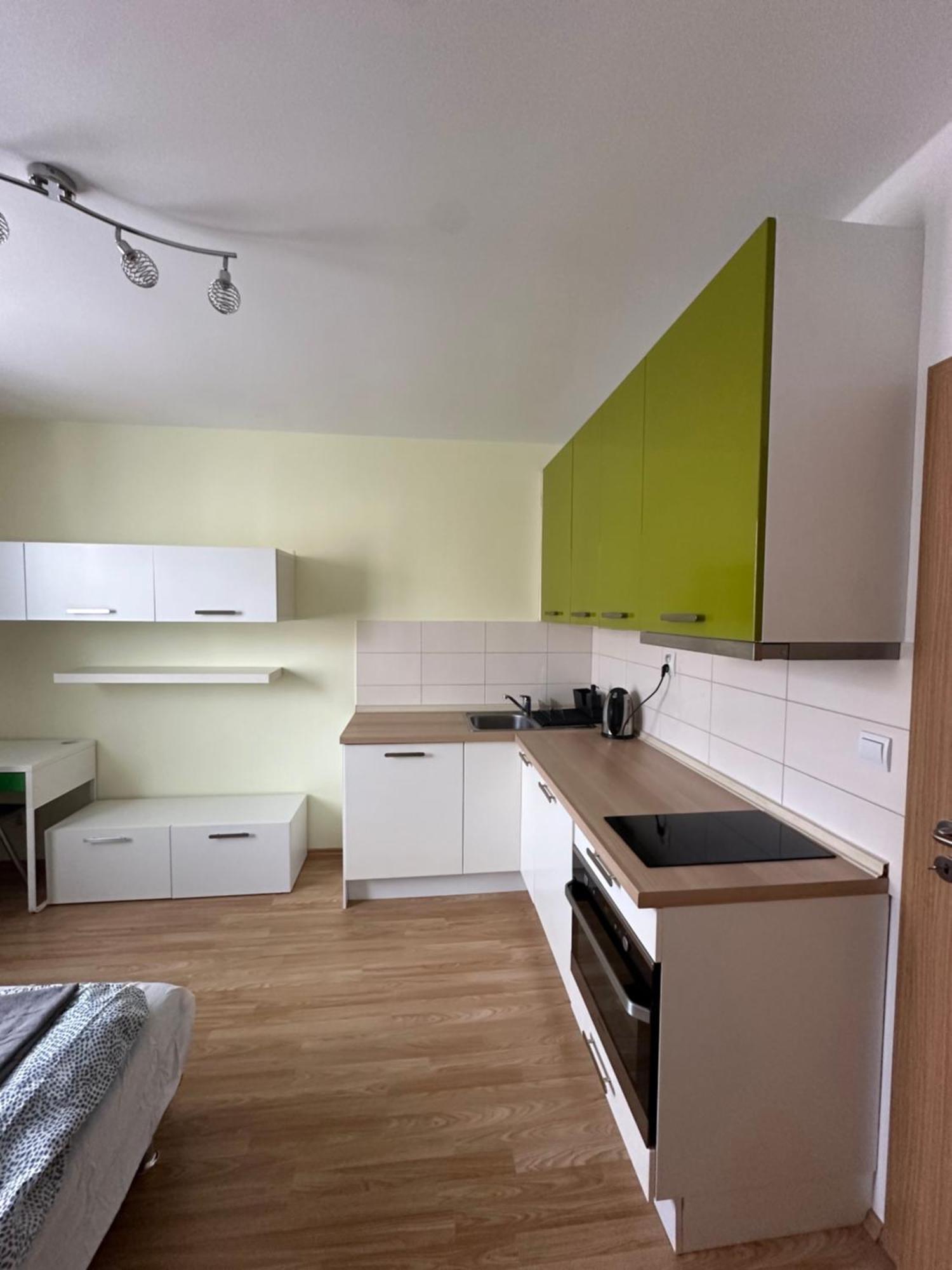 Private Apartment 1Km From Center Братислава Экстерьер фото